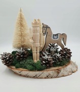 Stroik Bożonarodzeniowy z drewnianymi elementami, ozdoba