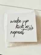 Dekoracja na biurko regał z napisem