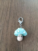 Brelok, zawieszka z jasno-niebieskim grzybkiem