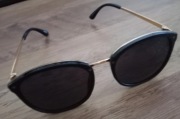 Czarne okulary ze złotymi okuciami