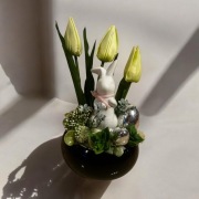 Stroik wiekanocny na stół z tulipanami