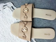 Skórzane beżowe klapki mule Ochnik z logowanym złotym łańcuchem 