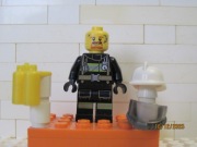 LEGO figurka City używana - strażak. pęknięty tors.
