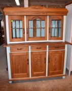 Piękny kredens witryna w prowansalskim stylu