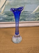 Szklany wazon artystyczny – kobaltowy, ręcznie formowany | wysokość 17 cm