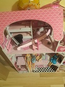 Domek dla lalek Uszkodzony z kilkoma lalkami barbie i ubrankami 