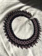 Krywulka, sylianka. Fioletowy naszyjnik z koralików