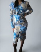 Elegancka Sukienka Midi w kwiaty – Dekolt V i Marszczenia