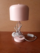 Różowa lampa stołowa Quinn marka Debenhams | wtyczka angielska