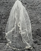 Krótki welon ślubny biały