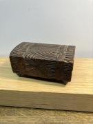 szkatulka drewniana rzezbiona antyczna stara . ubytki