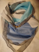 Piękna apaszka zapinana na magnes