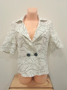 Biała marynarka w szare mazgaje, ozdobne guziki, żakiet z krótkim rękawem