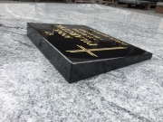 Tablica granitowa poduszka z napisami w kamieniu