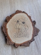 Stich. Dekoracja z drzewa, obrazek dla dzieci. Podkładka pod kubek.