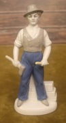 Porcelanowa figurka chłopa z siekierą ręcznie malowana