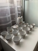 Dzbanek, mlecznik, cukiernica, spodeczki i 12 filiżanek Ćmielów sygnowane