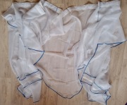 Dekoracyjna firanka z niebieskim zdobieniem