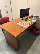 Brązowe biurko bez szuflad