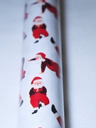 Papier do pakowania "Mikołaj ćwiczący jogę", 101,6 cm x 9,2 m