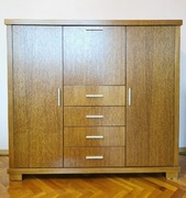 Wysoka komoda, okleina dębowa, stan idealny. 