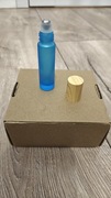 10 ml niebieska szklana butelka roll-on z zakrętką w stylu drewnianym.