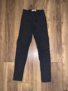 Spodnie z dziurami na kolanach