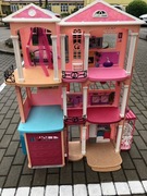 Wielki domek dla lalek barbie z garażem i windą.