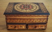 Drewniana szkatułka z szufladkami, skrzyneczka, wzór ludowy, PRL 