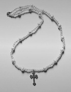 Biały naszyjnik z naturalnymi perłami i zawieszką krzyża w diamenciki stal 