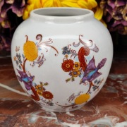 Pękaty porcelanowy wazonik z egzotycznymi ptakami - 10,3 cm