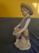 Figurka Zaphir chłopiec  z koszem