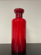 Czerwona szklana butla
