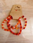 Zestaw trzech własnoręcznie wykonanych bransoletek w kolorze pomarańczowym