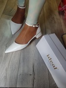 (40) Ideal Shoes/ Białe baleriny wieczorowe z zapięciem, 