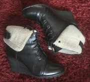 Zimowe botki na koturnie z kożuszkiem wiązane