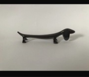 Czarny jamnik pies podstawka koziołki pod sztućce minimalistyczny figurka