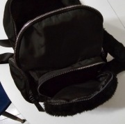 Plecak z ozdobnym futerkiem.