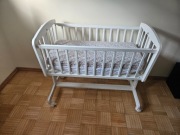 kołyska drewniana z materacem, na kółkach
