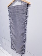 Bieżnik na stół z pomponikami 