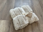 Koc narzuta STAVKLOKKE sztuczne futro 130x170 cm - beżowy