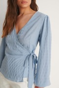 Szyfonowa bluzka kopertowa NA-KD 34 XS