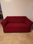 Bordowa sofa dwuosobowa