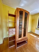 Szafa z przeszklonymi drzwiami 