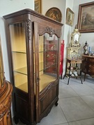 Witryna ciemna rzeźbiona 