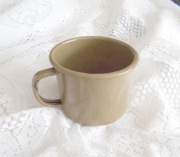 prl metalowy kubek khaki, emaliowany kubek prl, metalowy garnuszek prl