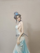 Fascynujaca postac wróżki Elfki na schodach.