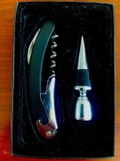 Zestaw do wina-korkociąg, otwieracz do kapsli,nożyk,korek. Nowy,nieużywany.