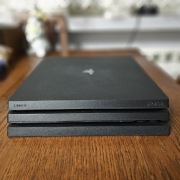 Konsola PS4 pro 1 TB, dwa pady, ładowarka padów, 3 gry