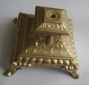 PODSTAWA-NOGA:MECHANIZM,TARCZA,WAHADŁO,KLUCZ,GONG,OBUDOWA,KANDELABR